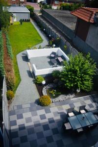 ヴィルヘルムスハーフェンにあるHotel Ammerland Appartementsのベンチとテーブル付きの庭園の景色を望めます。