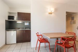 Η κουζίνα ή μικρή κουζίνα στο Residhotel Le Grand Prado