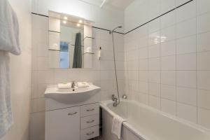 Ένα μπάνιο στο Residhotel Le Grand Prado