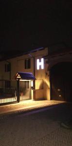 トリノにあるLa Boheme Hotelの夜間の照明窓付きの建物