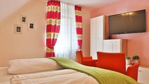 
Ein Bett oder Betten in einem Zimmer der Unterkunft Hotel Restaurant Rebstock
