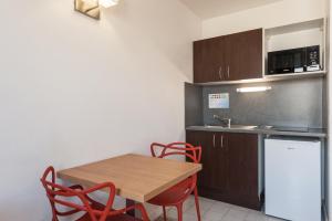 Η κουζίνα ή μικρή κουζίνα στο Residhotel Le Grand Prado