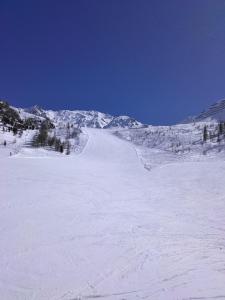 uma encosta coberta de neve com uma montanha ao fundo em well-dorado em Kals am Grossglockner