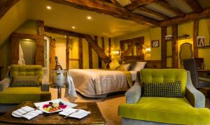 Кровать или кровати в номере Hatherley Manor Hotel & Spa