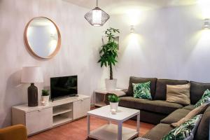 salon z kanapą i telewizorem w obiekcie Real Beds Madrid w Madrycie
