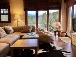 sala de estar con sofá y mesa en Casa Rural Lago Bolarque, en Albalate de Zorita