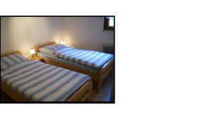เตียงในห้องที่ Ferienhaus Burgeiche