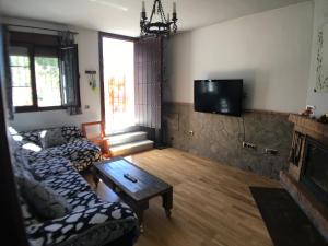 TV a/nebo společenská místnost v ubytování Casa El Cabrero