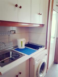 eine kleine Küche mit Spüle und Waschmaschine in der Unterkunft Cosy studio apartment in Torrevieja in Torrevieja