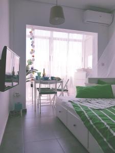Schlafzimmer mit einem Bett und einem Esstisch in der Unterkunft Cosy studio apartment in Torrevieja in Torrevieja