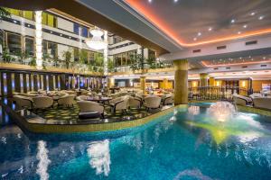 una piscina con sedie e un ristorante di Hotel Gołębiewski Wisła a Wisła