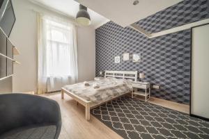 1 dormitorio con cama, mesa y ventana en Susan Apartment near Blaha Lujza Square, en Budapest