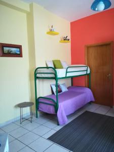 Pokój z 2 łóżkami piętrowymi i stołem w obiekcie A Casa Mia w mieście Giffoni Valle Piana