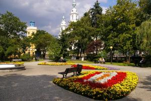 un parco con una panchina in mezzo ai fiori di Pokoje Goscinne Koral a Radomsko