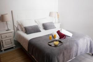 Un pat sau paturi într-o cameră la Apartamento playa coqueto junto al mar