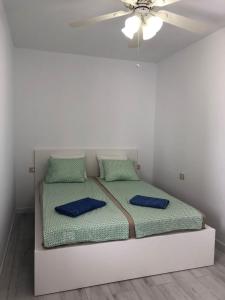 1 dormitorio con 1 cama con 2 almohadas en Apartamento Adeje II, en Adeje