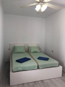 ein Schlafzimmer mit einem Bett und zwei Kissen darauf in der Unterkunft Apartamento Adeje II in Adeje