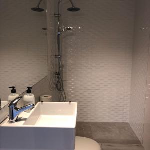 ein Badezimmer mit Waschbecken und Dusche in der Unterkunft Apartamento Adeje II in Adeje