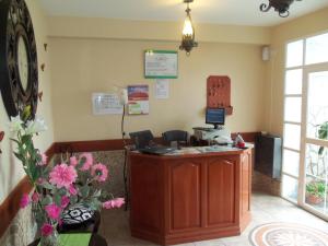 a waiting room with a desk with a computer on it at La Casa de Mia Mama in Salta