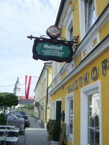 ein Restaurant-Schild an der Seite eines Gebäudes in der Unterkunft Gasthof Grünling in Wallsee