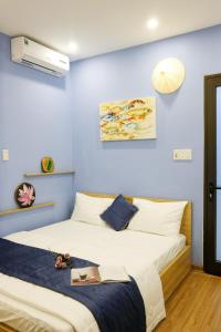 Postel nebo postele na pokoji v ubytování Phuong Tran Apartment and Hotel + 37 fotografií