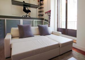 Sofá blanco en una habitación con ventana en Plaza de Carros, 3, en Madrid