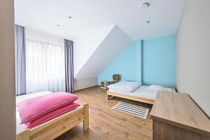 sypialnia z 2 łóżkami, stołem i oknem w obiekcie Warmiński Zakątek w Olsztynie