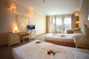 Un pat sau paturi într-o cameră la Duni Marina Beach Hotel - All Inclusive