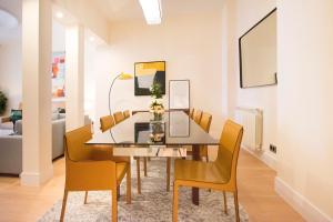 een eetkamer met een tafel en gele stoelen bij Minty Stay - Paz in Madrid