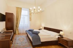 سرير أو أسرّة في غرفة في Palais-Hotel Erzherzog Johann