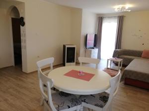 salon z białym stołem i krzesłami w obiekcie Apartment Axel w Rovinj