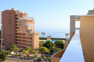 een uitzicht op de oceaan vanuit een gebouw bij Penthouse Ana in Algarrobo