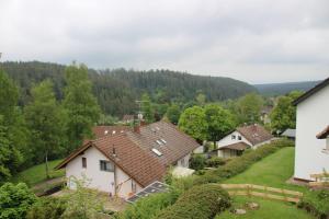 - une vue aérienne sur un village avec des maisons et des arbres dans l'établissement Ferienwohnung Stern, à Friedenweiler