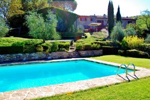 una piscina in mezzo a un cortile di Villa Toscana Il Capiteto a Panzano