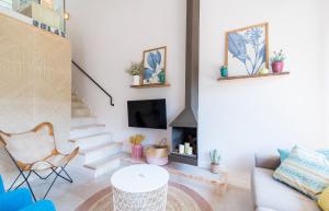 un salon avec un escalier et une cheminée dans l'établissement Casa Dolce Riera I - Sa Riera (Begur), à Begur
