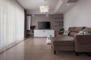 un soggiorno con divano e TV di Luxury Rooms Vila Carissa a Malinska