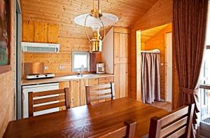 una sala da pranzo con un tavolo e una cucina di LEGOLAND Wild West Cabins a Billund