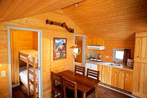 una cucina e una sala da pranzo con tavolo in una cabina di LEGOLAND Wild West Cabins a Billund