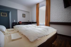 Łóżko lub łóżka w pokoju w obiekcie Hotel Goldene Gans