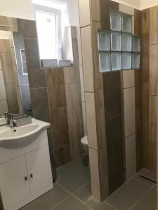 Koupelna v ubytování Candy Apartman + 4 fotografie
