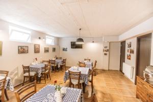ein Restaurant mit Tischen und Stühlen in einem Zimmer in der Unterkunft Le Caucase in Tbilisi City