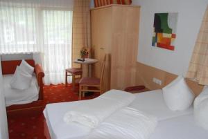 Postel nebo postele na pokoji v ubytování Alpenpension Regina