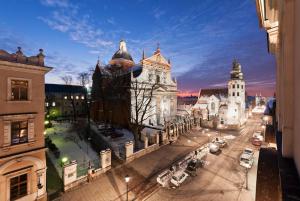 a view of a city street at night with buildings at Hotel Senacki in Kraków