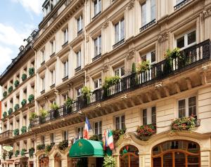 巴黎的住宿－霍塞特歌劇院貝斯特韋斯特PREMIER酒店，一座大建筑,阳台上种植了盆栽植物