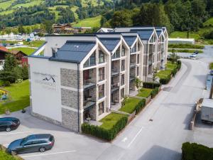 una vista aérea de un edificio de una ciudad en Bergparadies - inklusive Eintritt in die Alpentherme, en Dorfgastein