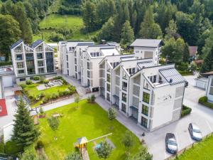 una vista aérea de un complejo de apartamentos con un parque en Bergparadies - inklusive Eintritt in die Alpentherme en Dorfgastein