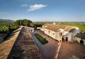 une vue aérienne sur une maison avec un toit dans l'établissement Hotel Villa Favorita, à Noto