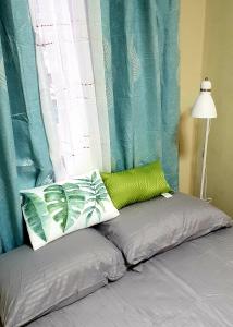 Un pat sau paturi într-o cameră la Mailz Haven 7-2BR Apartment
