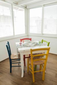 una sala da pranzo con tavolo e sedie di Color Apartment a Monopoli