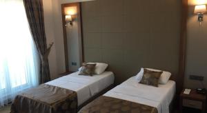 Кровать или кровати в номере YZE Pırlanta Hotel